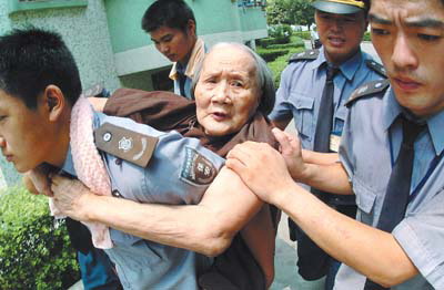 六旬老妪跳湖輕生 路人報警保安救人